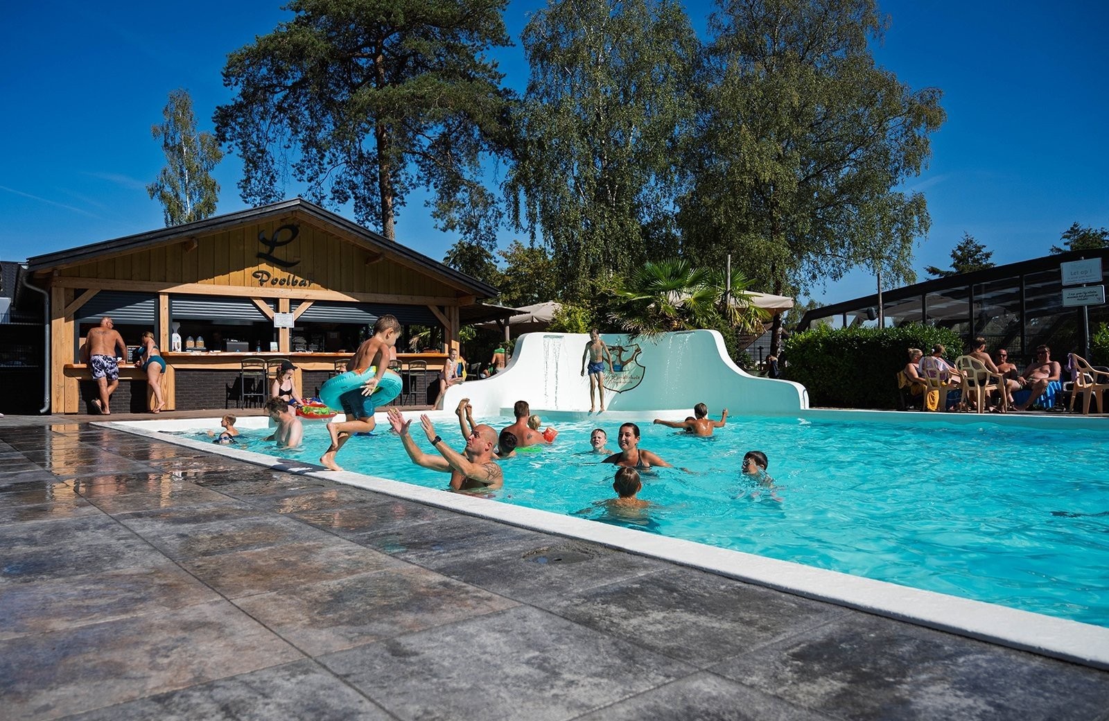 Het openluchtzwembad van Vakantiepark Lierderholt